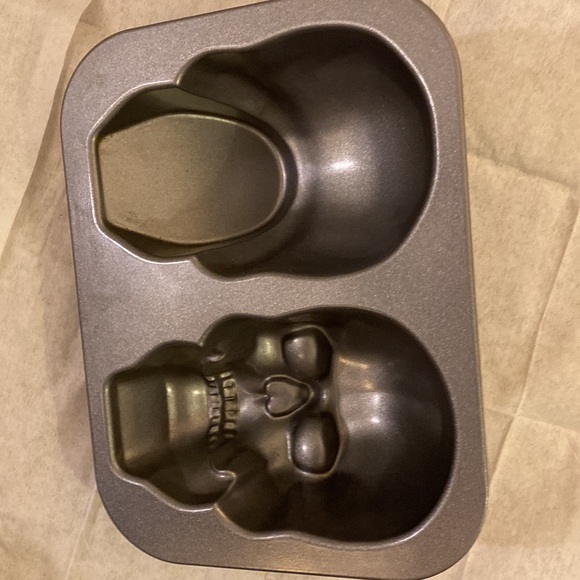 SKULL Cake Mold 3-D - Picture 3 of 15